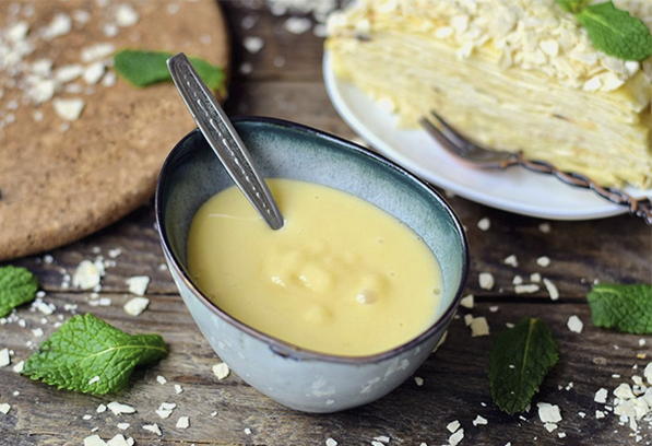Crema pasticcera al latte con burro e zucchero per torta al miele