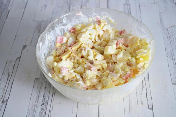Krabbensalat mit Mais, Eiern und Ananas