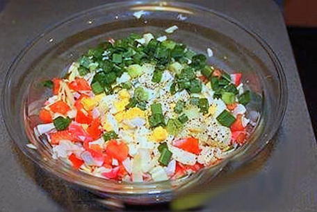 Krabbensalat mit Mais, Tomaten und Kohl