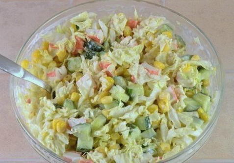 Krabsalade met mais, komkommer, tomaten en Chinese kool
