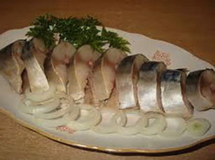 Eingelegte Makrele in Stücken mit Zwiebeln und Essig
