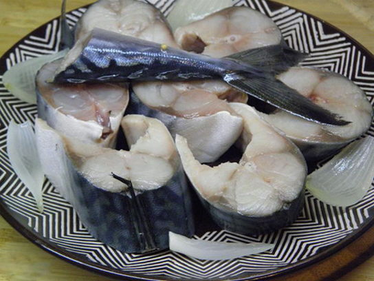 Eingelegte Makrele mit Zwiebeln und Instant-Essig