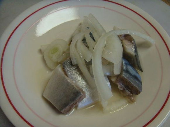 Eingelegte Makrele mit Zwiebeln und Essig