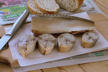 Gesalzene Makrele in Zwiebelschalen und Teeblättern