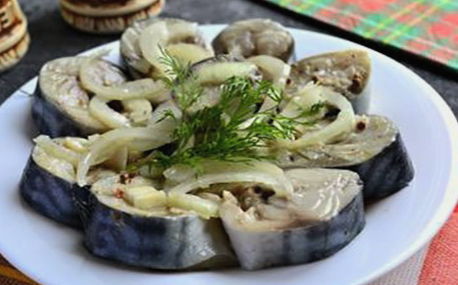 Gesalzene Makrele mit Zwiebeln und Öl