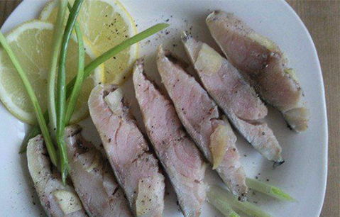 Sgombro sott'aceto con aglio