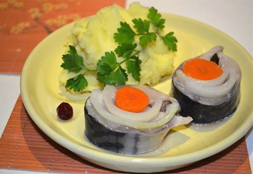 Eingelegte Makrele mit Zwiebeln und Karotten