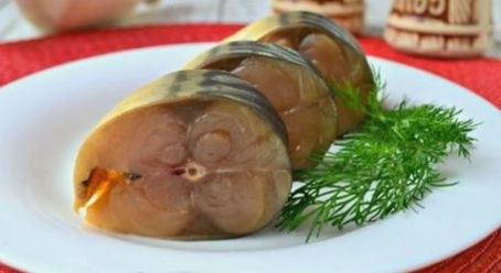 Gesalzene Makrele in Zwiebelschalen zu Hause