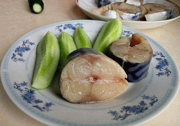 Wie man Makrele mit Zwiebeln lecker salzt
