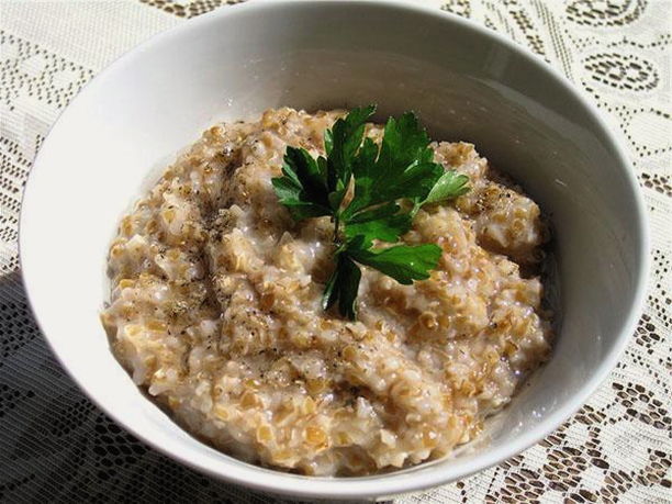 Weizenbrei auf Wasser in einem Redmond Slow Cooker