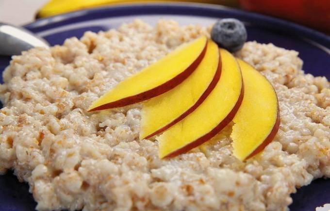 Weizenbrei mit Milch im Ofen