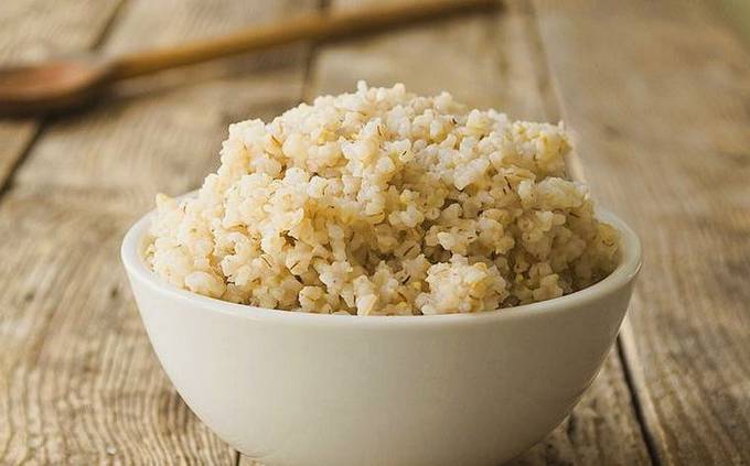 Weizenbrei auf dem Wasser in einem Slow Cooker