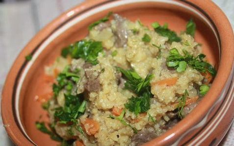 Weizenbrei mit geschmortem Fleisch in einem Slow Cooker