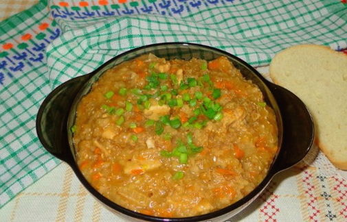 Weizenbrei mit Hühnchen in einem Slow Cooker