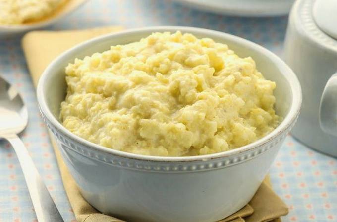 Anteile von Weizenbrei in Milch in einem Slow Cooker