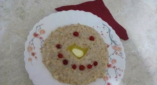Flüssiger Weizenbrei mit Milch