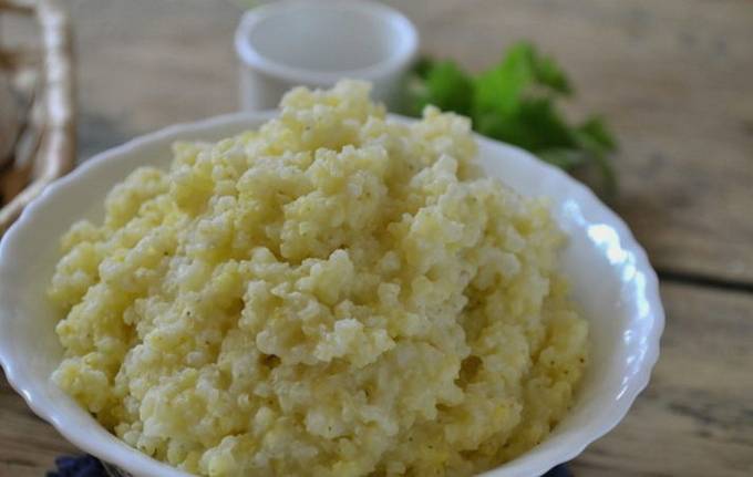 Porridge Freundschaft auf dem Wasser in einem Topf