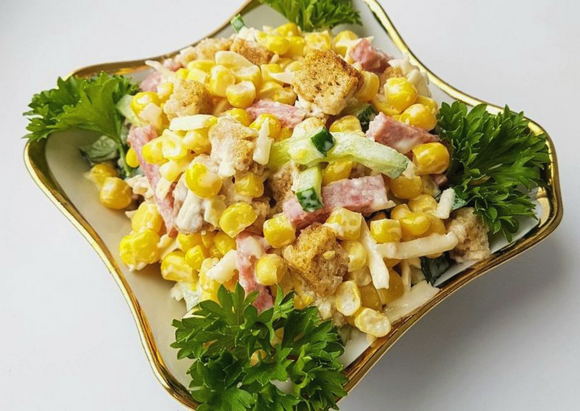 Krabbensalat mit Mais, Wurst und Croutons