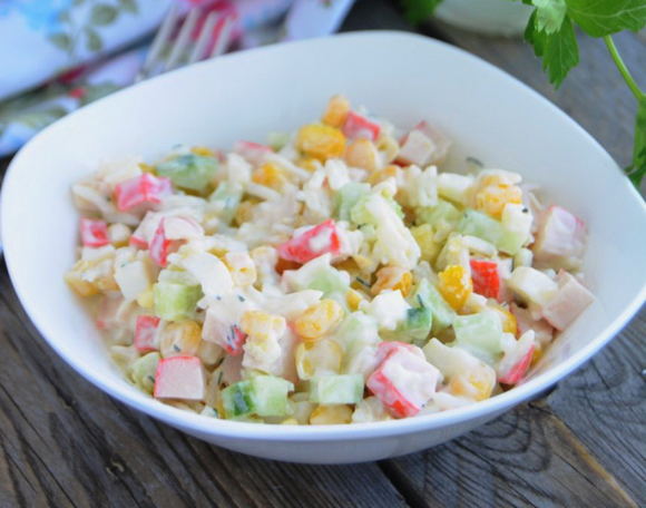 Krabsalade met mais, worst, ei en komkommer