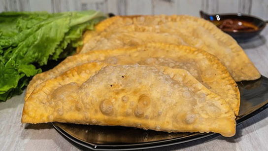 Gebäck gefüllt mit Hackfleisch und Zwiebeln