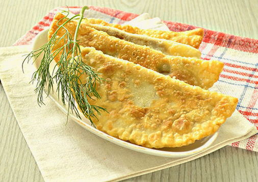 Hausgemachte Pasteten mit Hackfleisch und kochendem Wasserteig