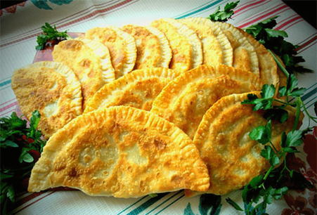 Chebureks mit Käse und Kartoffeln