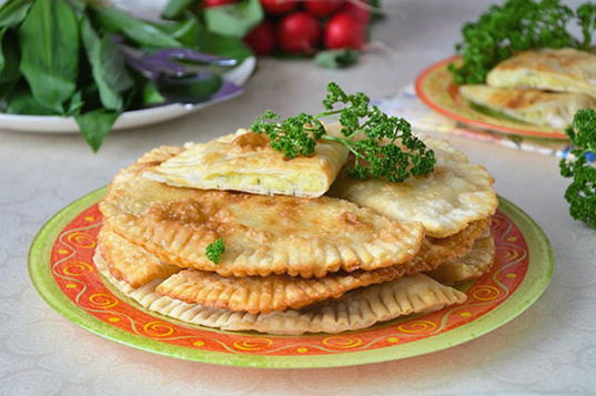 Chebureks auf Kefir mit Kartoffeln