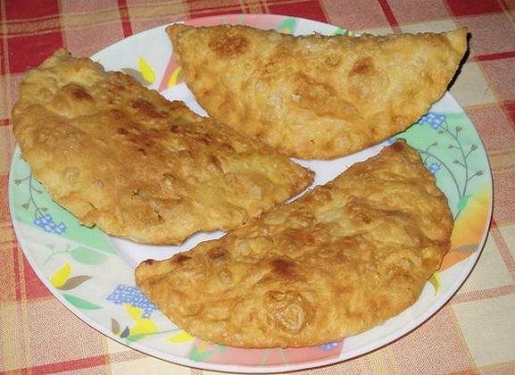 Chebureks mit Kartoffeln und Zwiebeln