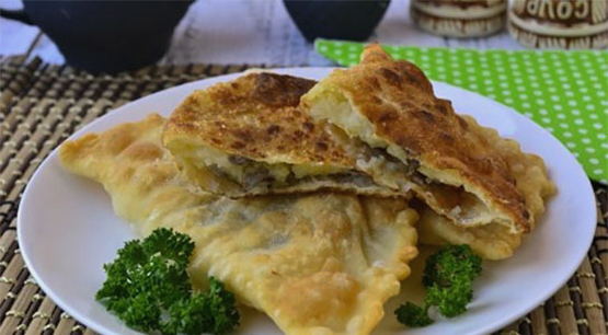 Chebureks mit Kartoffeln und Pilzen
