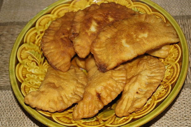 Chebureks aus Blätterteig in einer Pfanne