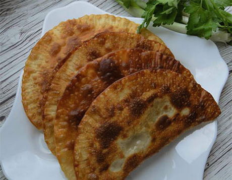 Chebureks mit Fleisch aus Fertigteig