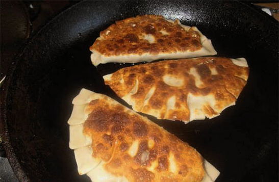 Chebureks aus Fertigteig aus Pyaterochka
