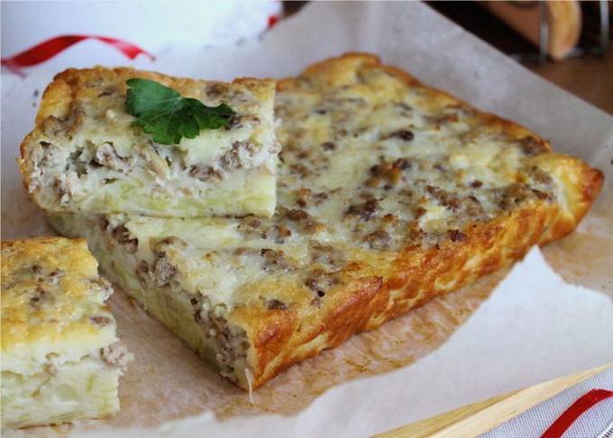 Gelierte Torte mit Mayonnaise mit Kohl und Hackfleisch im Ofen