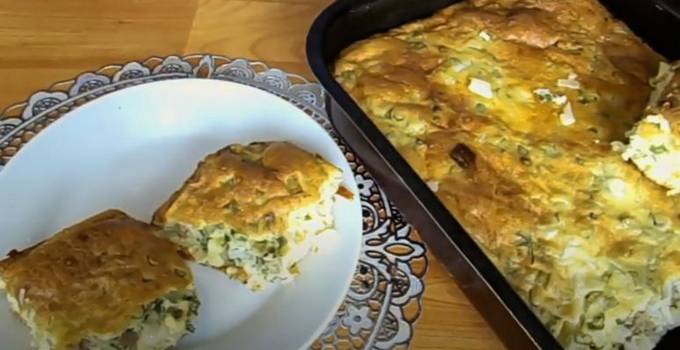 Torta di kefir in gelatina con cavolo cappuccio e carne macinata al forno