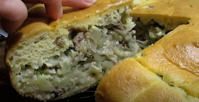 Gelierter Milchkuchen mit Kohl und Hackfleisch im Ofen