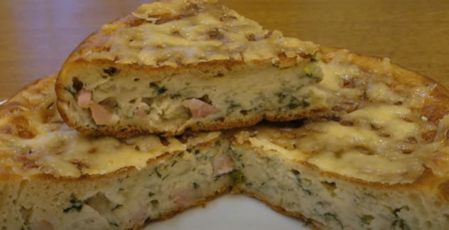 Kraut-Gelee-Torte auf dem Herd in einer Pfanne