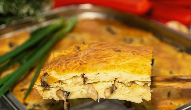 Torta in gelatina con panna acida con cavoli e funghi