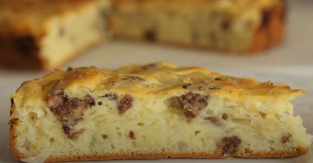 Torta di panna acida in gelatina con cavolo e carne macinata al forno
