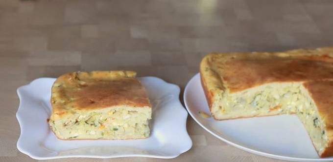 Gelei mayonaise-zure roomtaart met kool en ei in de oven