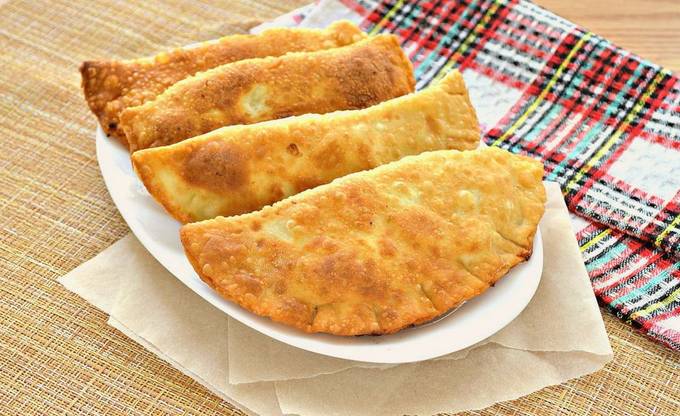 Chebureks mit Hühnchen und Käse