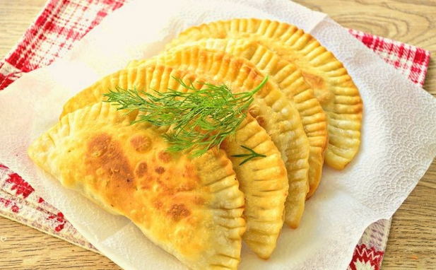 Chebureks gefüllt mit Hähnchenhackfleisch