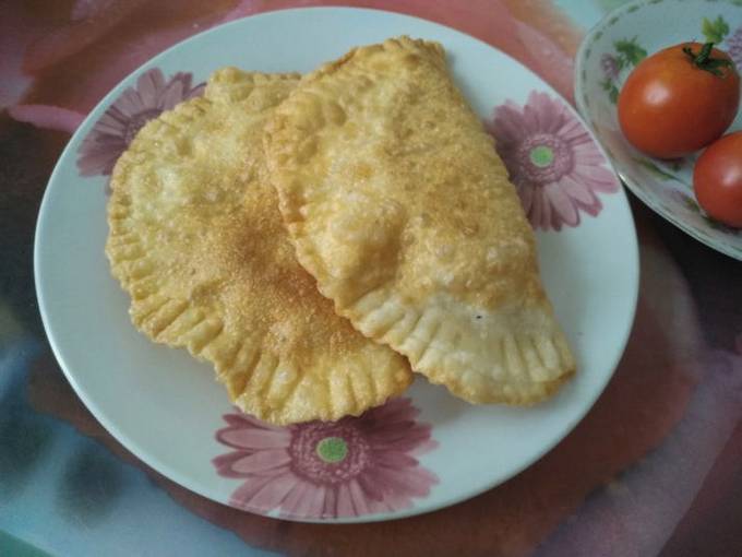Hausgemachte Pasteten mit Hähnchenhackfleisch in einer Pfanne