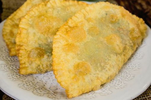 Hausgemachte Pasteten auf Kefir mit Hackfleisch in der Pfanne