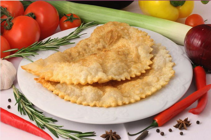 Chebureks mit Fleisch, Käse und Tomaten