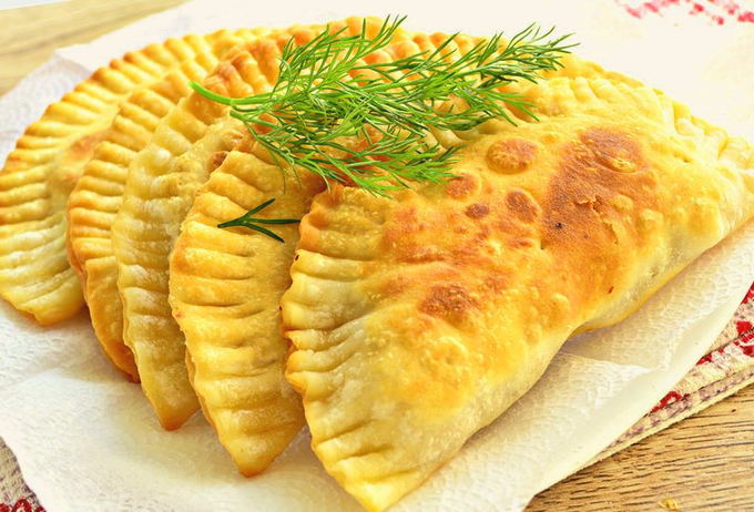 Chebureks con carne e cavolo