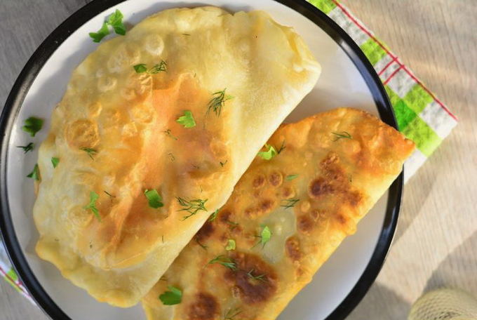Chebureks mit Fleisch und Pilzen