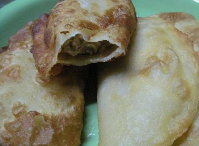 Chebureks mit Fleisch und Käse