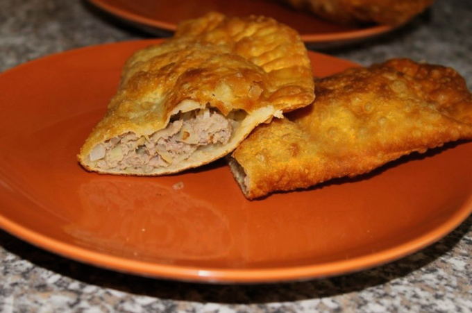 Chebureks mit Fleisch und Kartoffeln