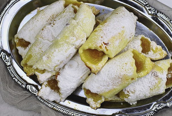 Bagels mit Marmelade in Sauerrahm und Butter