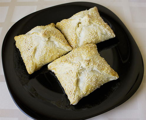 Buste di pasta sfoglia con formaggio al forno